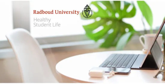 Afbeelding van een lege werkplek met radboud universiteit healthy student life logo