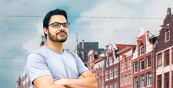 Zelfverzekerde man poseert voor Nederlands straatbeeld