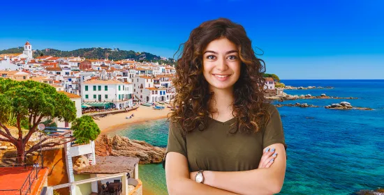 Jonge vrouw poseert aan de Spaanse kust