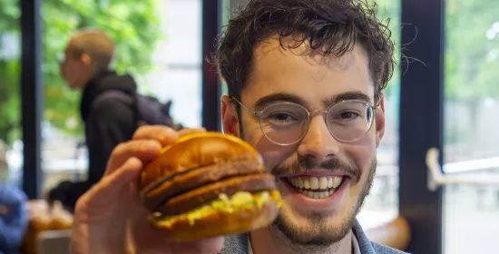 Student met nieuwe Refterburger van Beyond Meat.