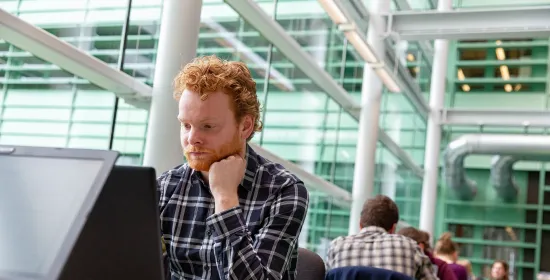 Student aan het studeren in Huygensgebouw