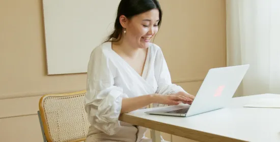 Vrouw aan een bureau met laptop