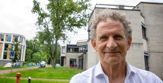 Guido van Gemert voor een van de bomen op de campus. De bomen op de campus kun je beter leren kennen op de website Date a Tree