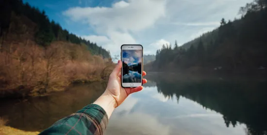 Persoon die met mobiel foto maakt van bergen