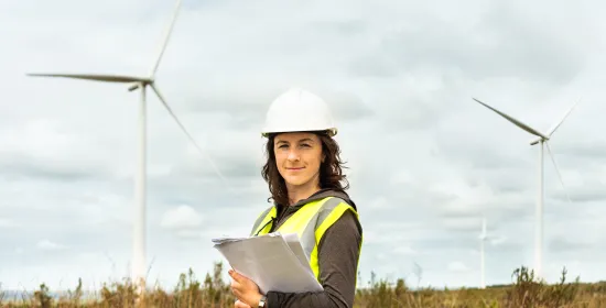 Foto van vrouw voor windmolens