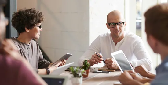 Personen in gesprek aan een tafel in zakelijke setting