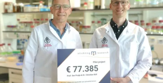 Ger Pruijn and Christian Bull receive donation Stichting MS Research