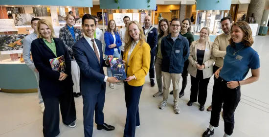 Rob jetten  ontvangt klimaatmanifest van jongeen