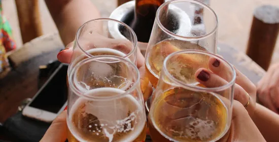 Jongeren zijn sociale drinkers, setting bepaalt de mate