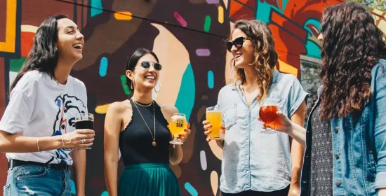 Social posts met alcohol zouden een waarschuwing moeten bevatten