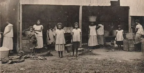 Waarom staan kinderen op foto’s van katholieke missionarissen in West-Papoea?