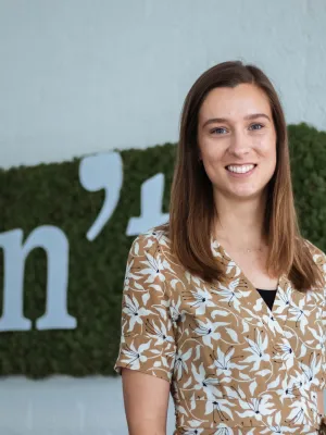 Myrthe van Hilten voor het in'to logo