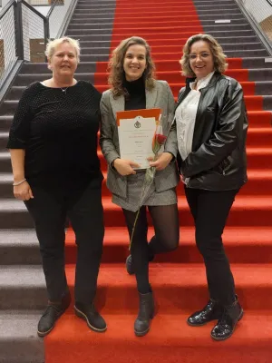 Foto van Dianne en haar moeder Linda bij haar diploma-uitreiking