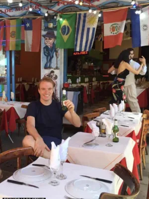 Reinier Vuylsteke in heen restaurant in Latijns-Amerika