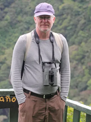 Man poseert in de natuur
