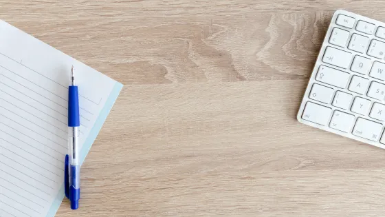 Bureau met toetsenbord, pen en papier