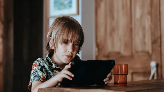 Een kind leest van een tablet