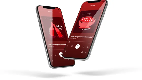Twee mobiele telefoons met de podcasts Prutswerk en Bottle Up op het scherm