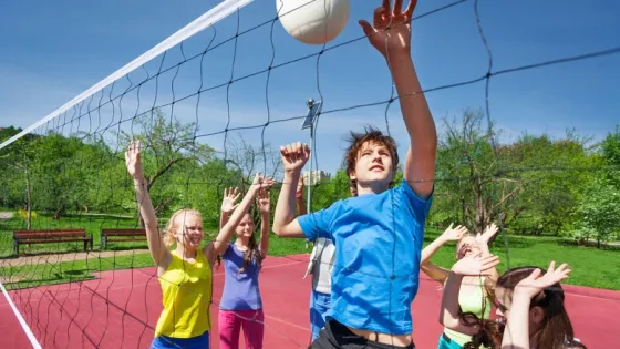 Kinderen spelen volleyball