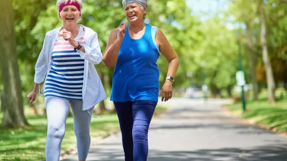 Twee sportieve oudere vrouwen die hardlopen