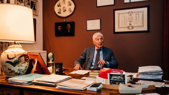 Dries van Agt in zijn werkkamer
