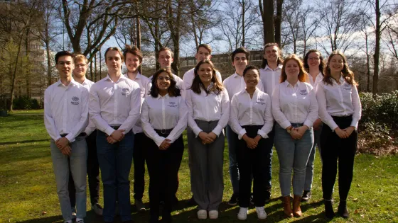 Een groepsfoto van de Universitaire Studentenraad van het collegejaar 2022/2023.