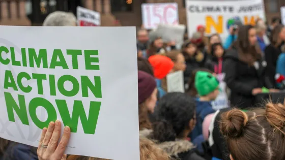 Protestbord Climate Action Now. Afbeelding van Filmbetrachter van Pixabay