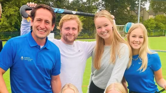 Studenten op een hockeyveld