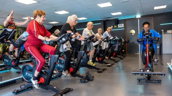 Groep mensen tijdens een spinningles