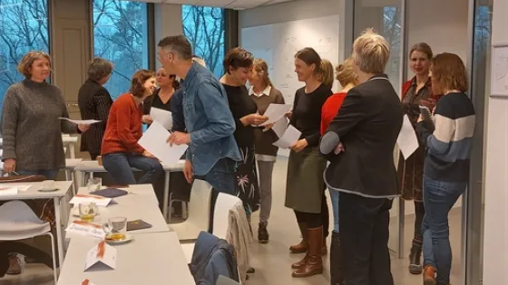 Groep cursisten staand in een klaslokaal