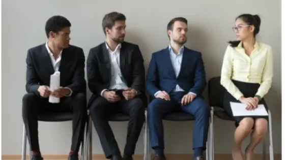 Drie mannen en een vrouw op vier stoelen.