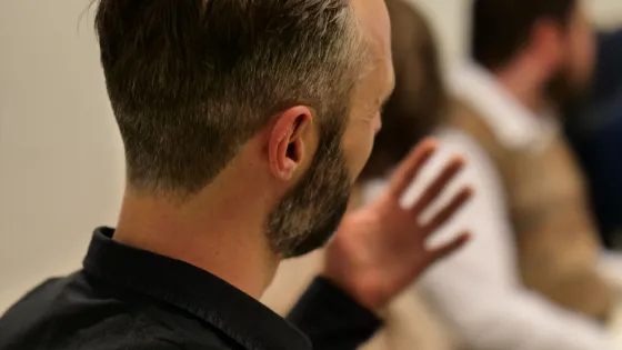 Man met hand aan het praten