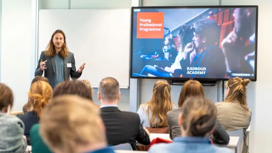 Docent tijdens cursus Young Potential Programme