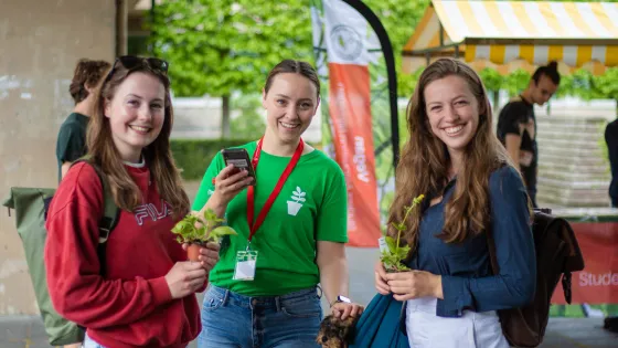 Studenten op de campus