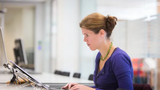 Vrouw aan het werk op laptop