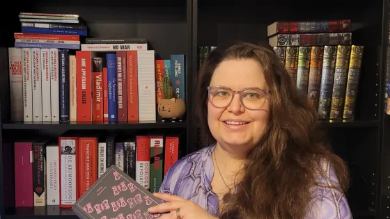Eline Huls voor haar boekenkast