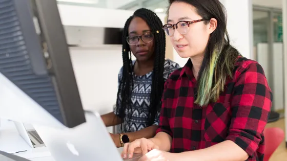 Twee vrouwen werken samen op een computer
