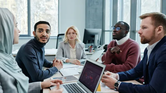 Senior professionals werken samen