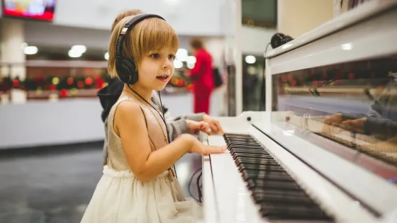 Kind speelt piano