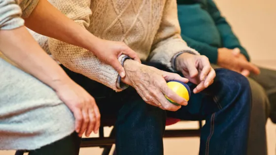 Man met stressbal in zijn hand