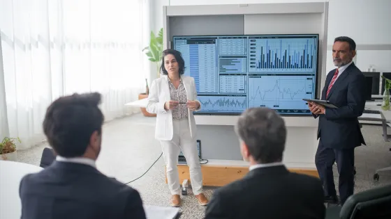 Vrouw en man geven een presentatie