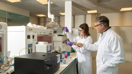 Richard van Wezel en student in lab
