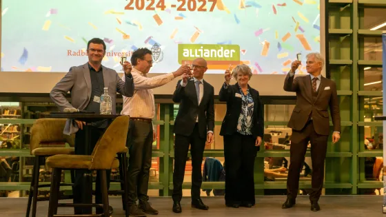 Radboud en Alliander heffen glas op verlenging samenwerking 2024-2027