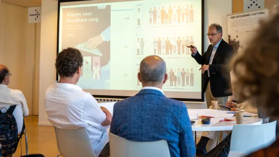 Foto van docent bij Digital Energy Dialogue