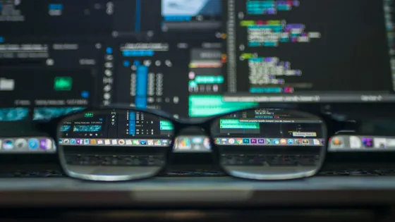 Zwarte bril voor laptop. Kevin Ku. Pexels
