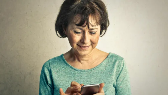 Vrouw met smartphone via Pexels