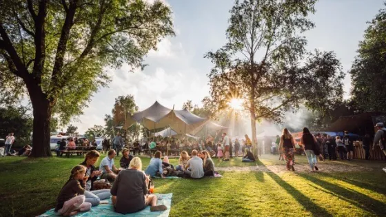 Foto van grasveld met mensen
