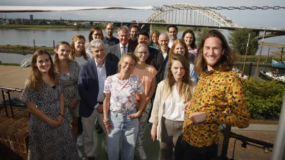 Cursisten voor de Waalbrug