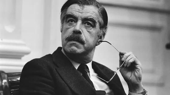 Staatsssecretaris Ploeg luistert naar de vragen van Kamerleden over zijn opmerkingen over de Anne Frank Stichting.