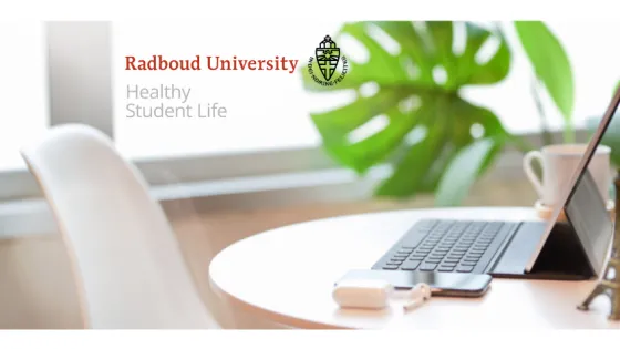 Afbeelding van een lege werkplek met radboud universiteit healthy student life logo